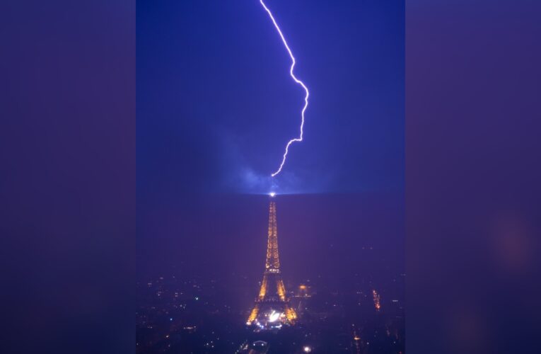 Rayo pega a Torre Eiffel durante tormenta eléctrica en París