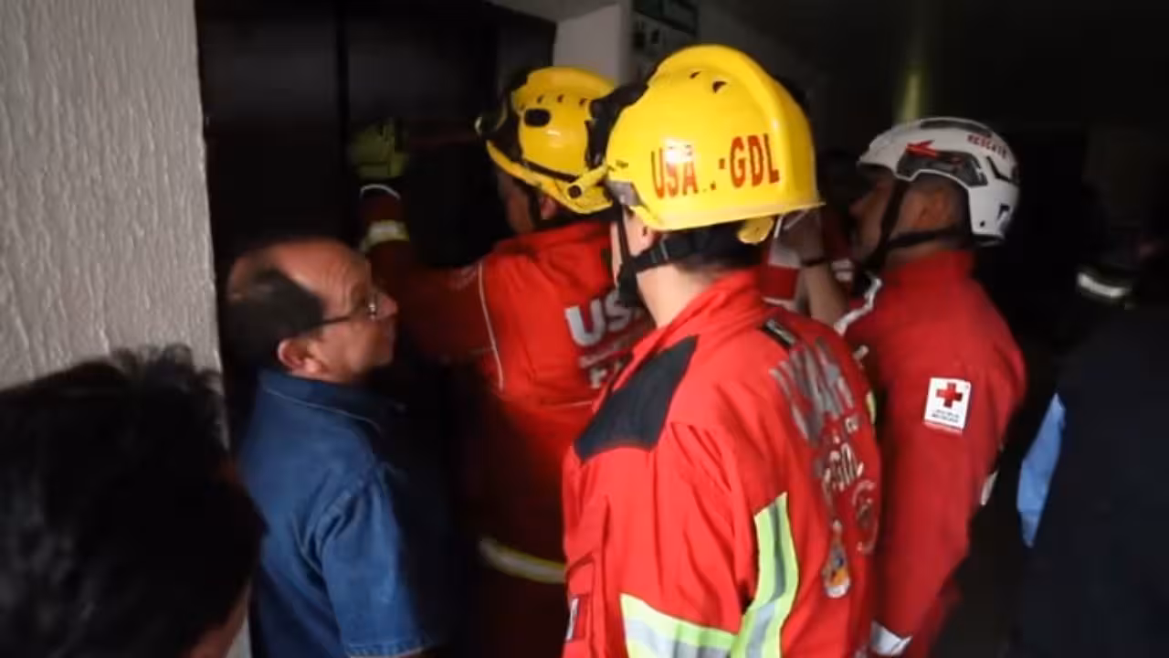 Elevador colapsa desde quinto piso con 10 atletas en Guadalajara