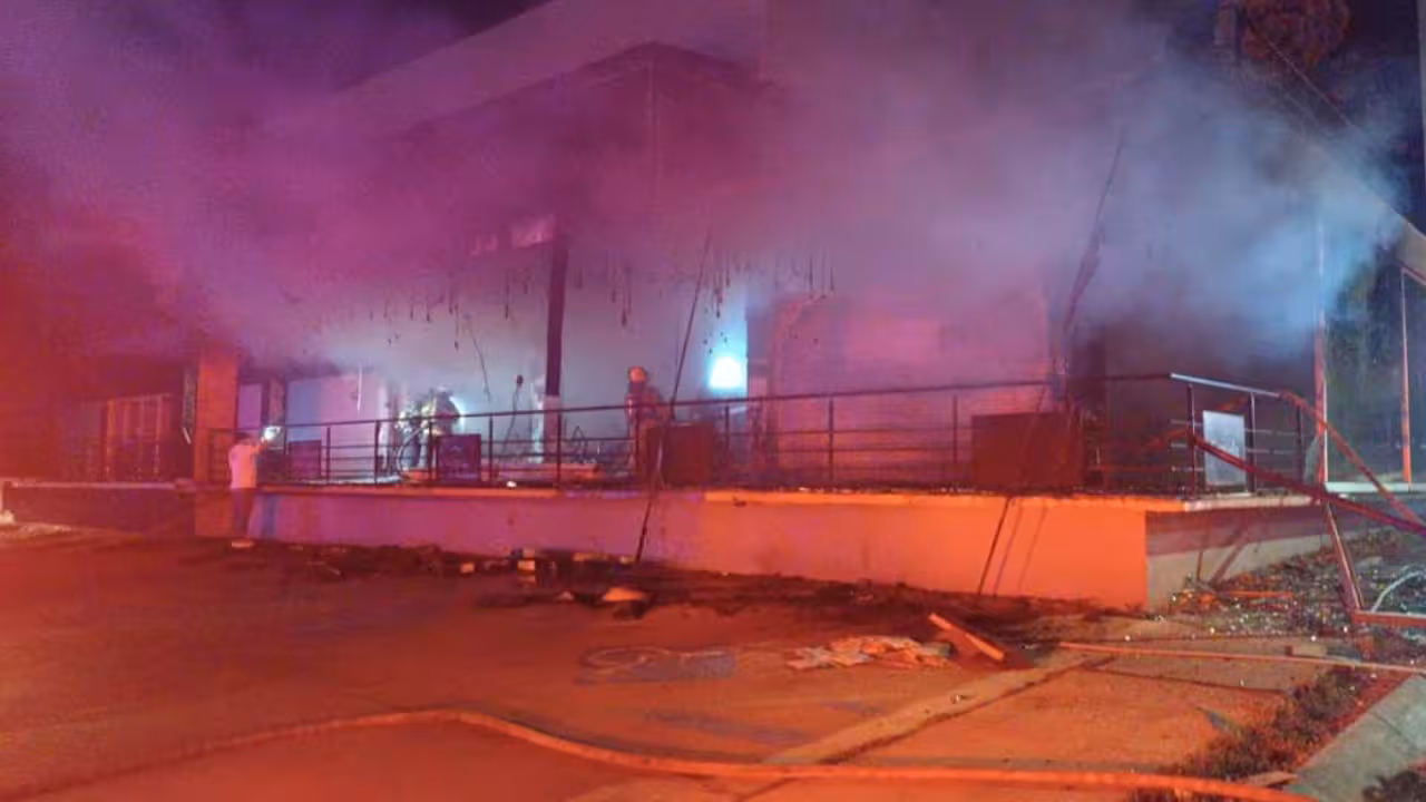 Incendio consume bar de Colima; indagan si fue provocado