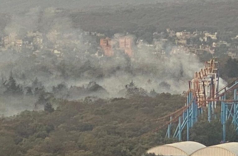 Combaten incendio en el Bosque de Tlalpan, cerca de Six Flags