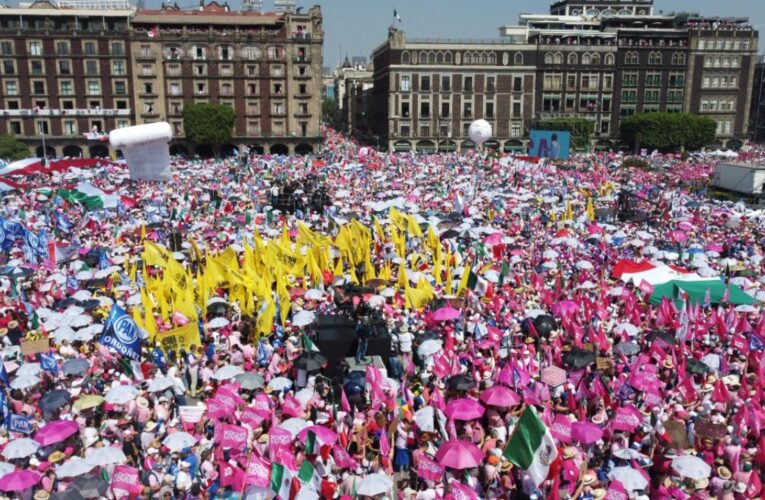 Marea Rosa concentra a 95 mil personas en el Zócalo