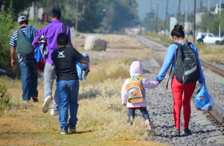 Niños migrantes aprenden español para oportunidades de desarrollo