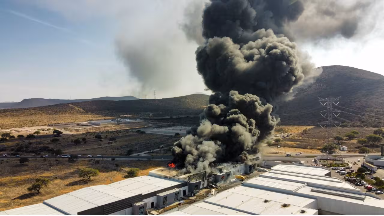 Fuerte incendio consume nave industrial en Parque Pyme Querétaro