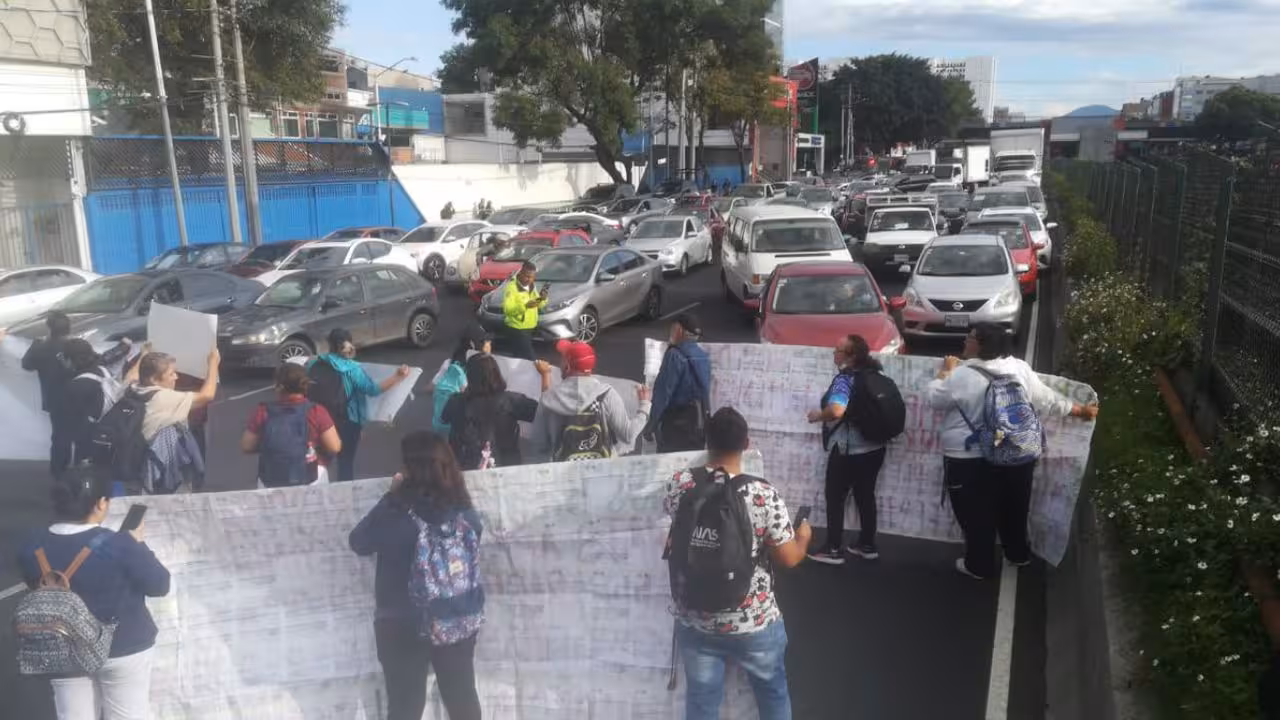 Realizan bloqueo en ambos sentidos de la Calzada de Tlalpan
