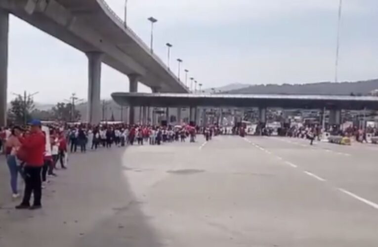 Miembros de la CNTE toman caseta en Autopista México-Cuernavaca