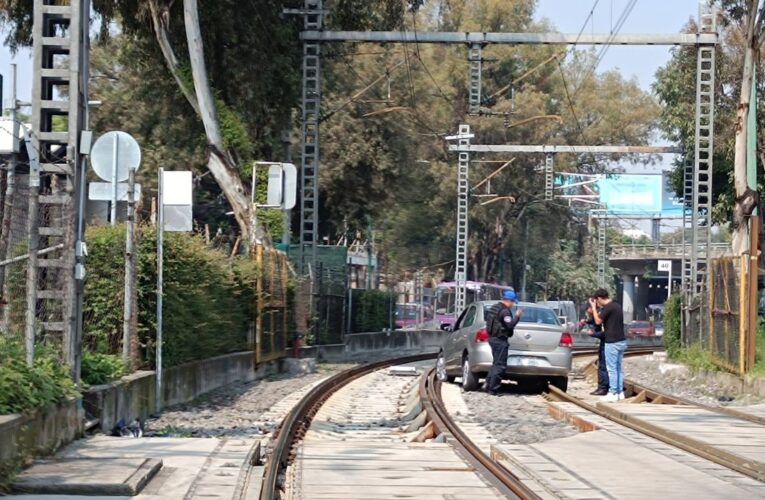 Conductor se mete a vías del Tren Ligero