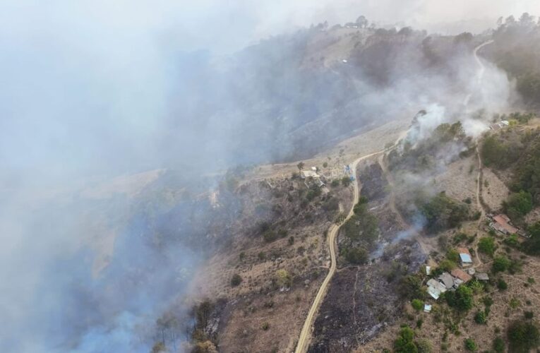 Incendio forestal en Zacatlán obliga a suspender clases en escuelas de Puebla