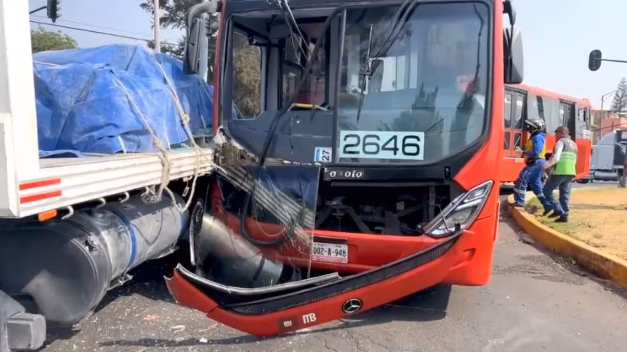 Accidente de Metrobús en avenida Eduardo Molina deja siete heridos