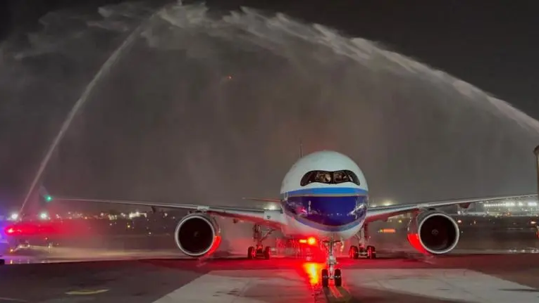 Arriba al AICM el primer vuelo directo de China a México tras Covid-19