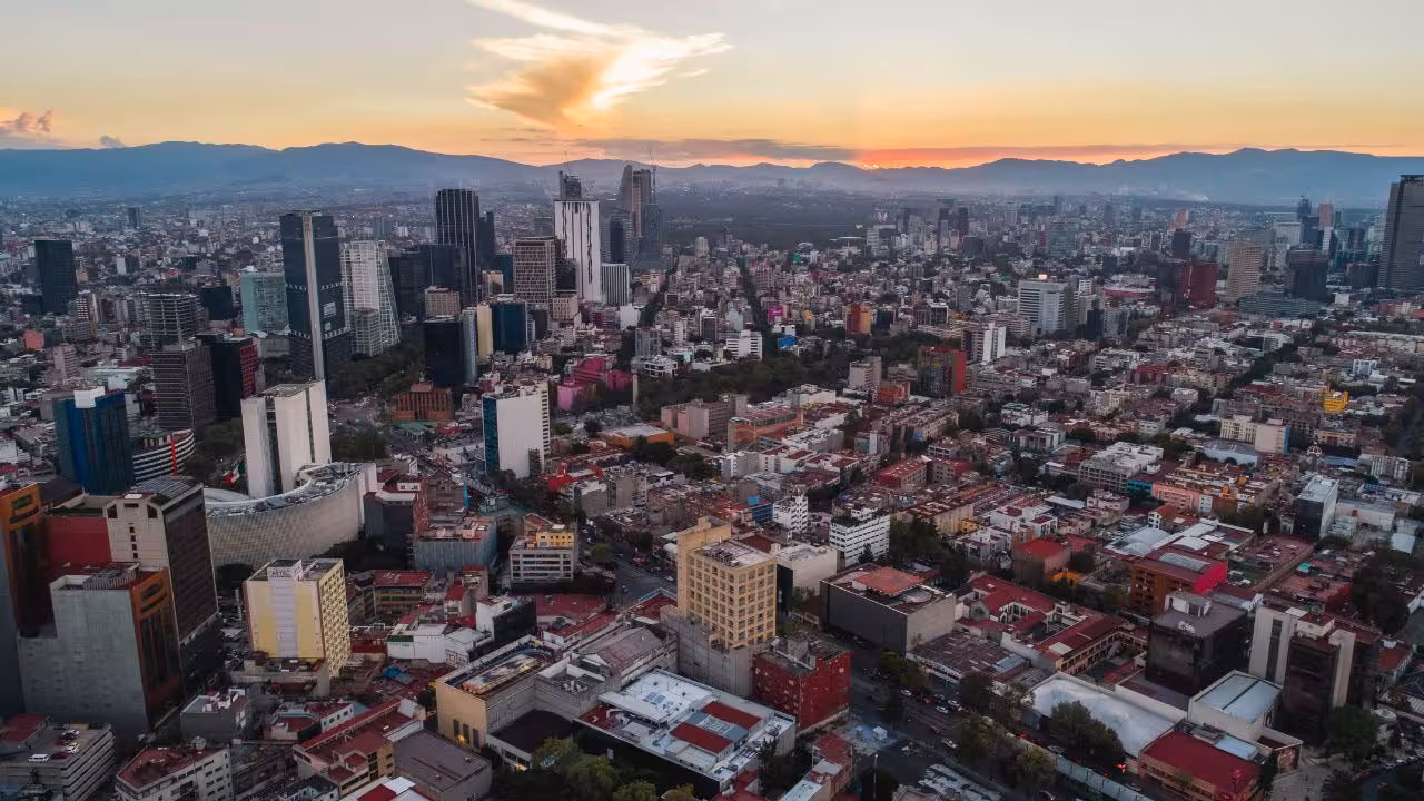 AMLO se lanza contra los chilangos: etiqueta a la CDMX como la más conservadora y ‘sede de los fifís’