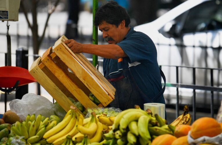 AMLO celebra avances en la reducción de la pobreza laboral en México