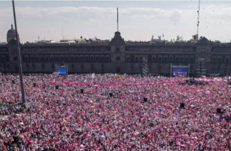 AMLO dice que sí se tiene que izar bandera en marcha de Marea Rosa el domingo