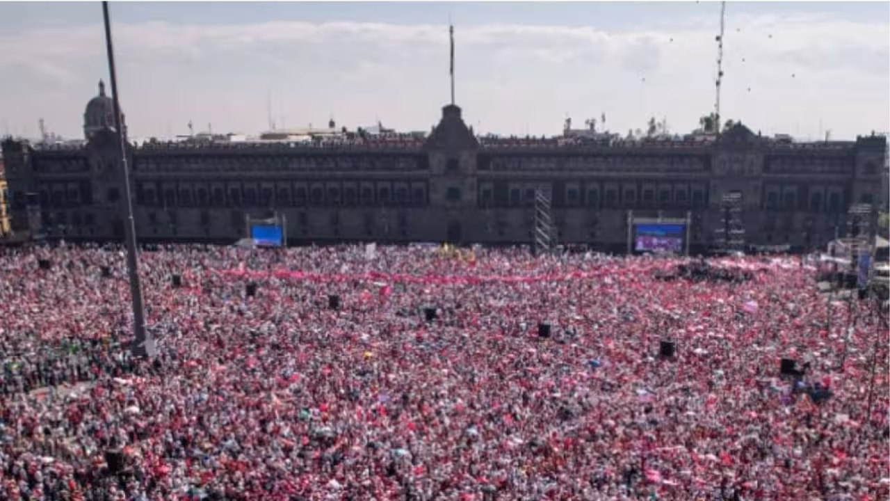 AMLO dice que sí se tiene que izar bandera en marcha de Marea Rosa el domingo
