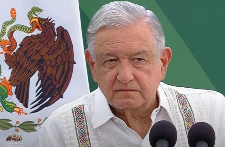 La bandera es de todos, hasta de los traidores a la patria: AMLO