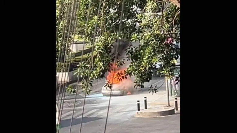 Se incendia auto sobre Avenida Universidad, en la colonia Santa Cruz Atoyac, en BJ