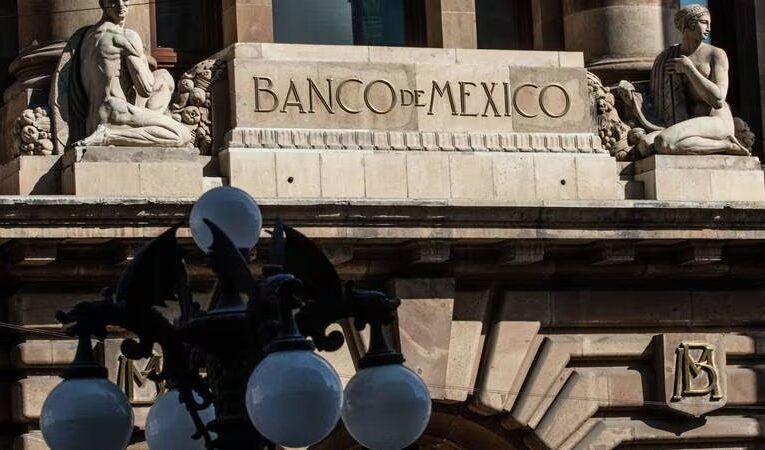 Banxico ajustó de 2.8 a 2.4% su pronóstico de crecimiento para la economía para 2024