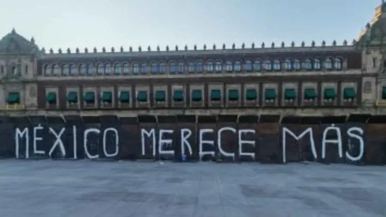 Pintan vallas de Palacio Nacional, previo a manifestación ‘Marea Rosa’