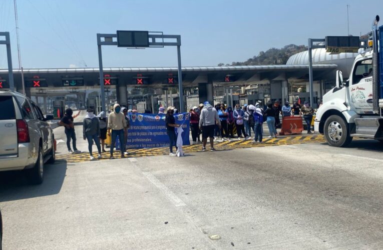 Normalistas toman la caseta de Tlalpan en la México-Cuernavaca