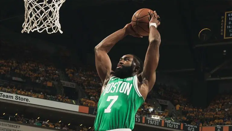 Celtics remontan y se ponen a un paso de las finales de la NBA