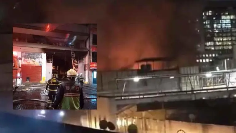 Bomberos extinguen llamas en una bodega de República de Uruguay, Centro Histórico