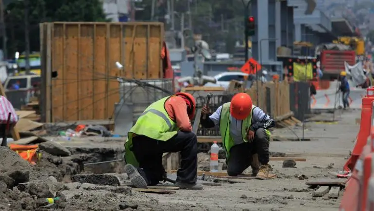 Un 27% de empleados en México laboran más horas de lo establecido en la ley: OCDE