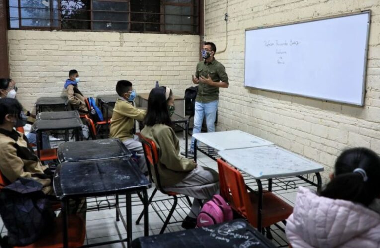 En el Día del Maestro, AMLO anuncia aumento salarial del 10% para docentes