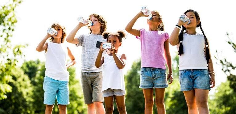 Hidratar a niños ante ola de calor, recomiendan expertos