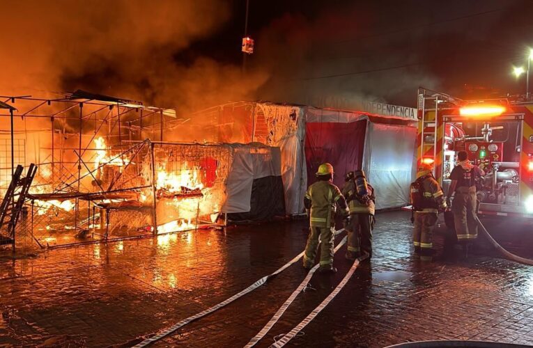 Corto circuito desata incendio en mercado de Morelia y consume 24 puestos