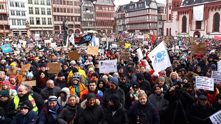 Integrantes de célula de ultraderecha comparecen en Alemania por intento de golpe de estado para revivir el nazismo