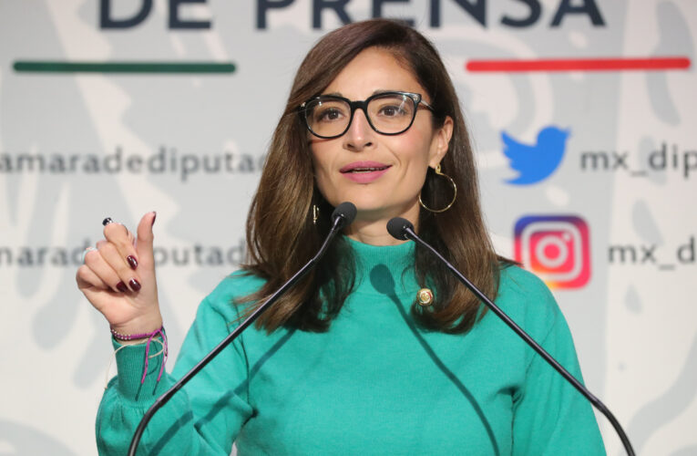 Laura Ballesteros afirmó que, si ella y Álvarez Máynez no saltan, habrían sido aplastados por la estructura metálica