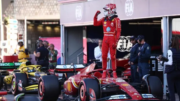 Leclerc apunta a su primer triunfo en casa; mala jornada para Verstappen y Checo Pérez