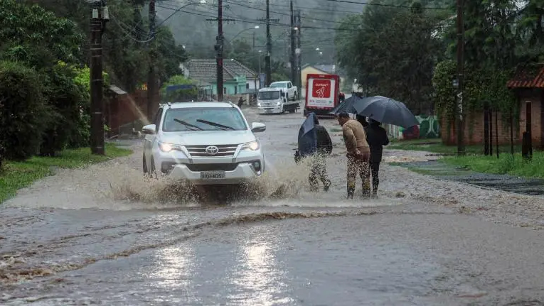 Al menos 10 muertos y 21 desaparecidos por las lluvias en el sur de Brasil