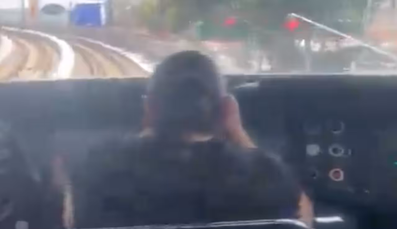 Captan a operadora del Metro maquillándose mientras conduce