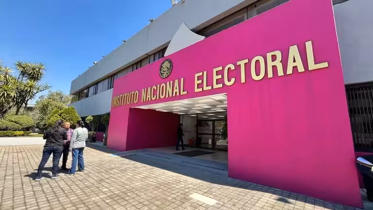 MORENA, PT y PVEM piden al INE cambiar sus colores a 3 días de la marea rosa