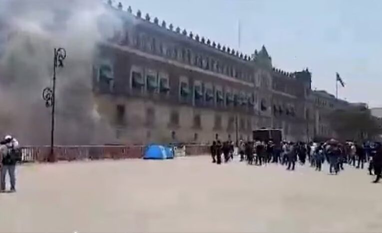 Normalistas de Ayotzinapa lanzan petardos a Palacio Nacional; hay heridos