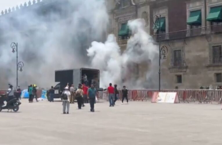 Normalistas lanzan petardos contra Palacio Nacional; varios policías lesionados