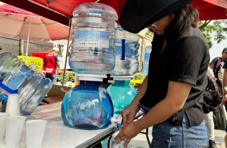 Colocan puntos de hidratación en el Centro de CDMX por calor extremo