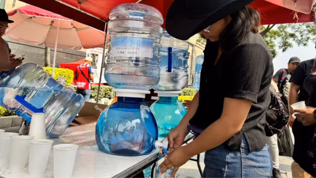 Colocan puntos de hidratación en el Centro de CDMX por calor extremo