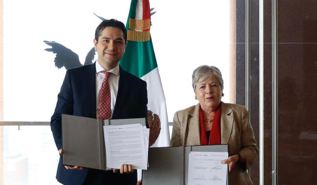 SAT y Cancillería firman convenio para inscribir en el RFC a la comunidad mexicana residente en el extranjero