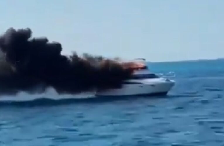 Se incendia yate en Isla Mujeres en mar Caribe; rescatan a 10 personas