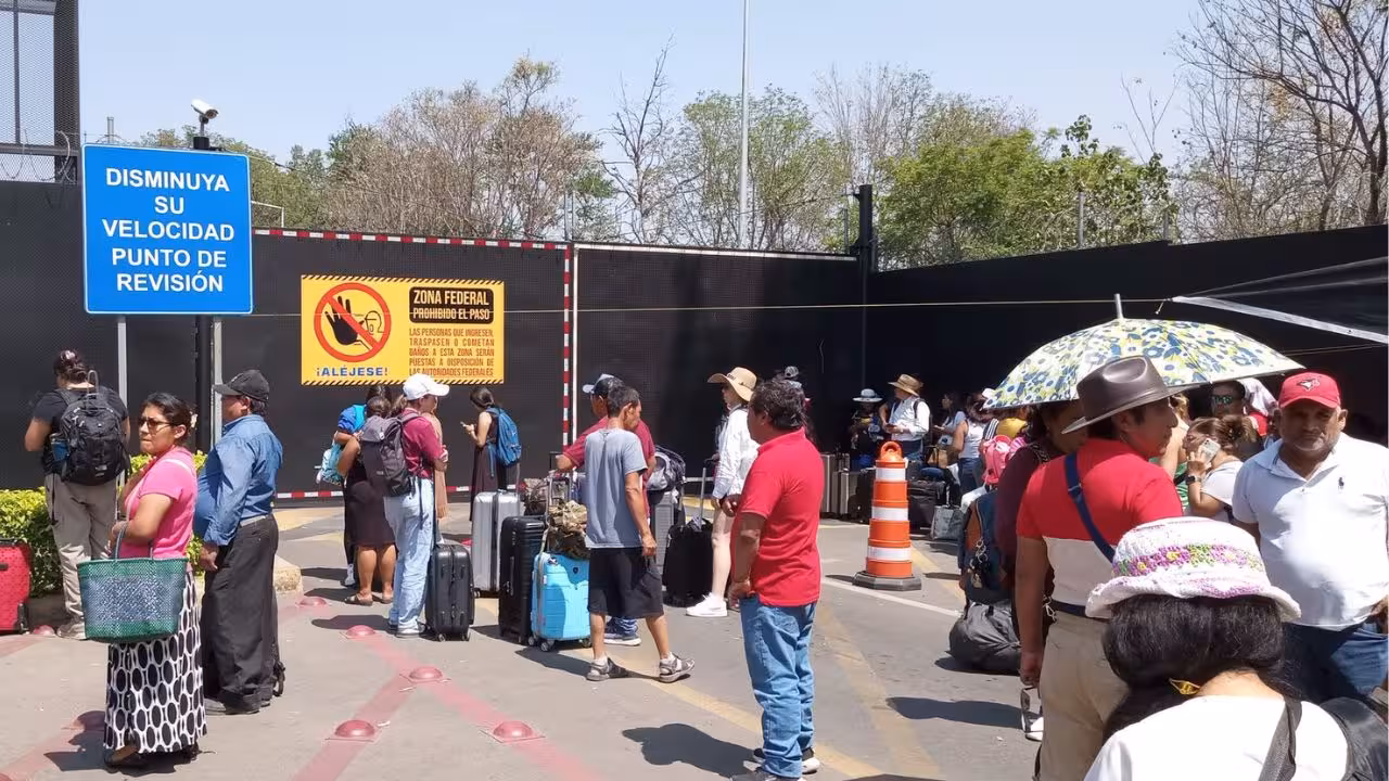 Suspenden todos los vuelos en Aeropuerto de Oaxaca ante bloqueo del SNTE