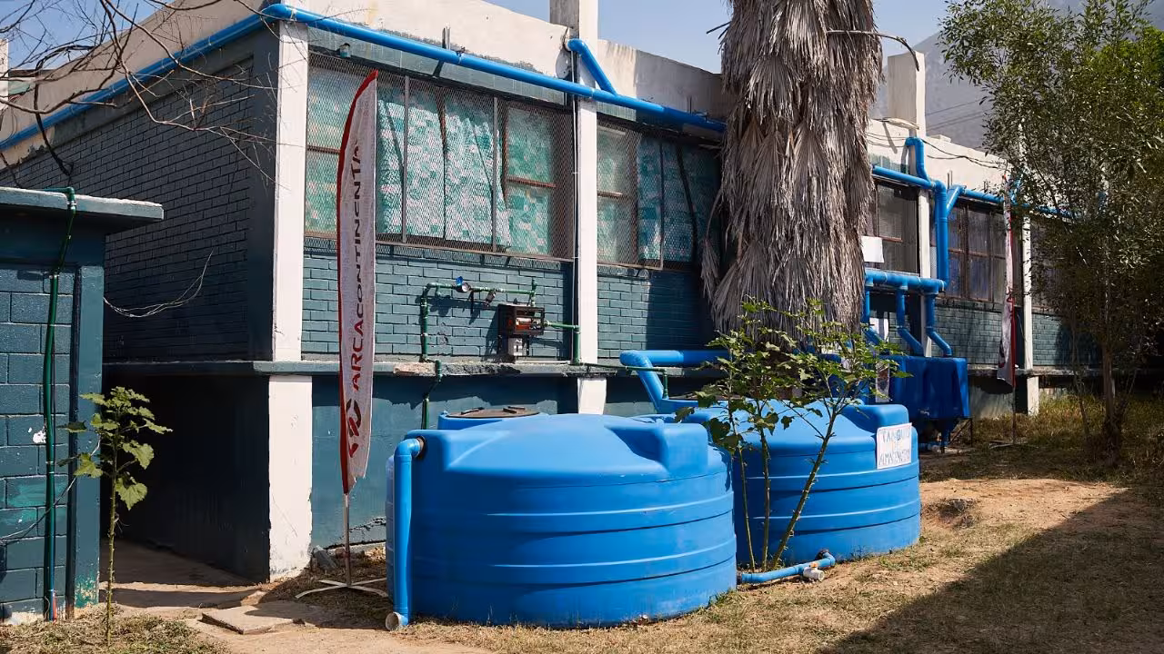 “Escuelas de Lluvia” impulsadas por Arca Continental captan 42 pipas de agua