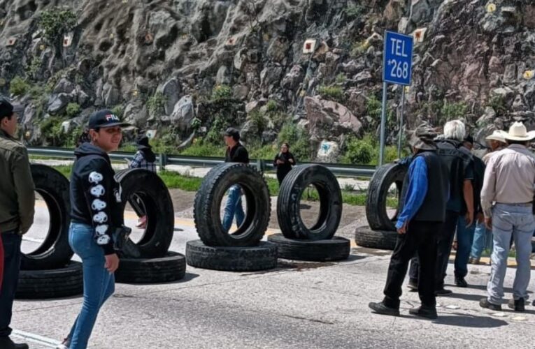 Ejidatarios bloquean la autopista Arco Norte