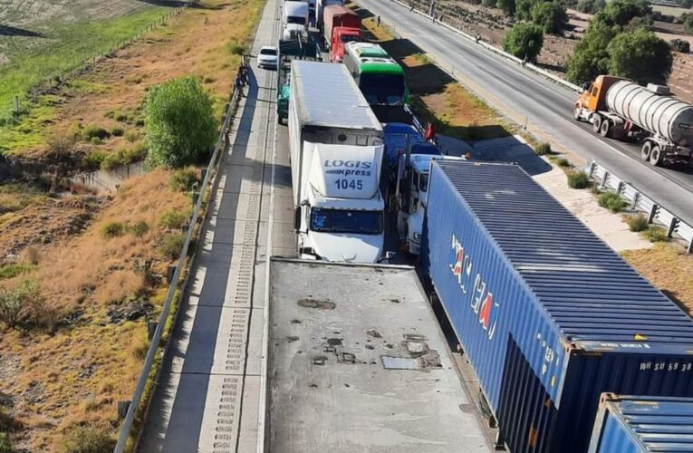 Bloqueo en Arco Norte suma más de 26 horas; hay desesperación entre transportistas