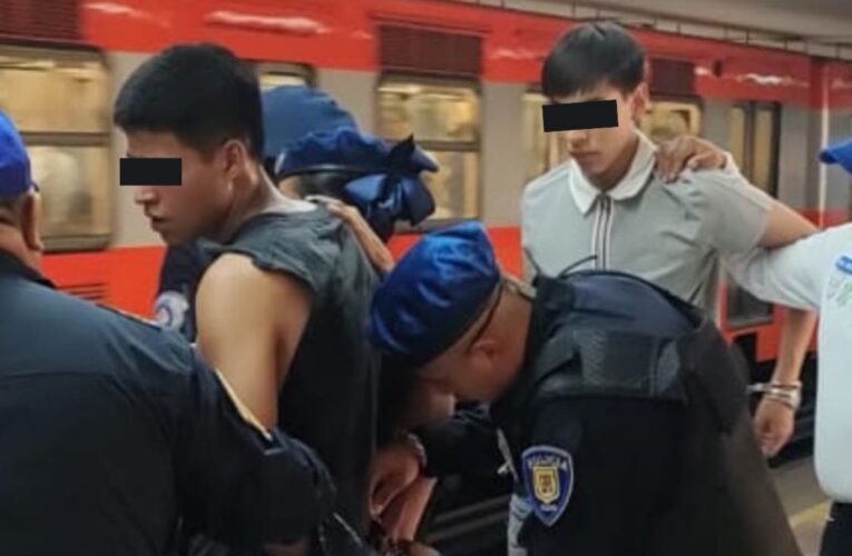 Policías auxiliares detienen a dos por robo de cartera con 3 mil pesos en el Metro