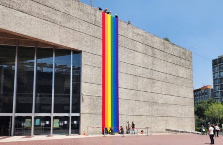 Restituyen bandera LGBT+ en edificio del Infonavit