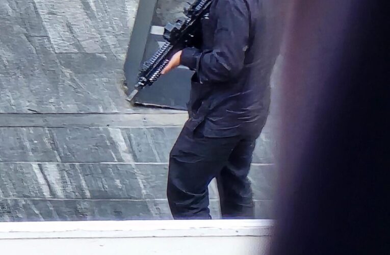 Filtran fotografía de sujeto armado con rifle de asalto durante balacera en la Plaza Andares de Zapopan, Jalisco