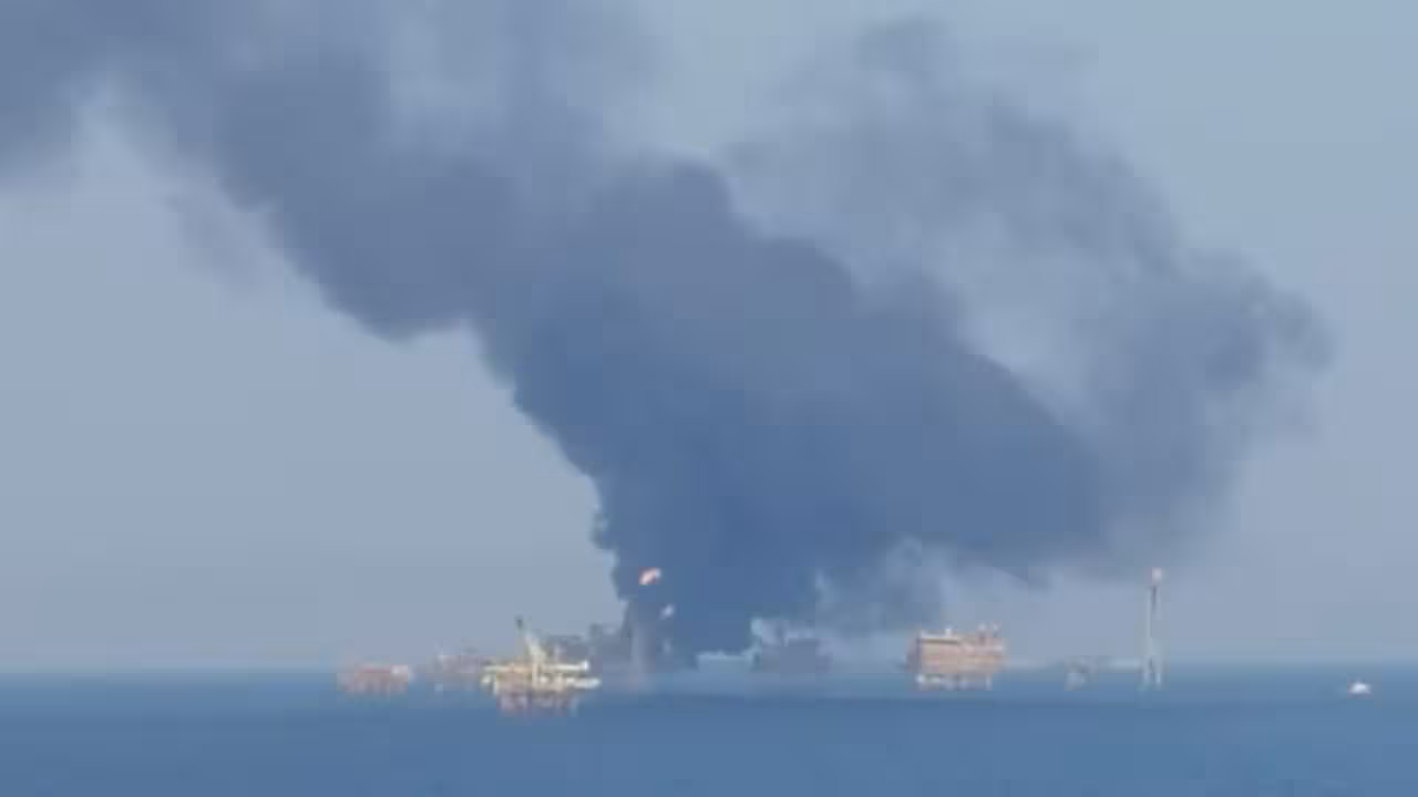 Suman 3 muertos por explosión en plataforma de Pemex en Campeche