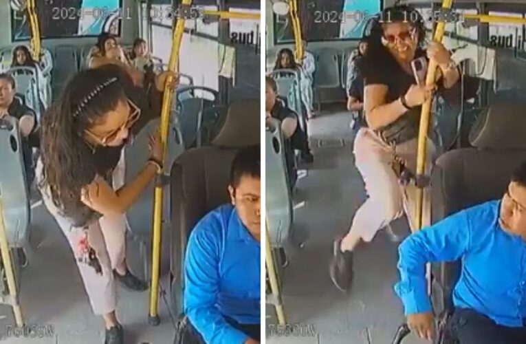 Mujer enfurece y patea a conductor de transporte en Puebla