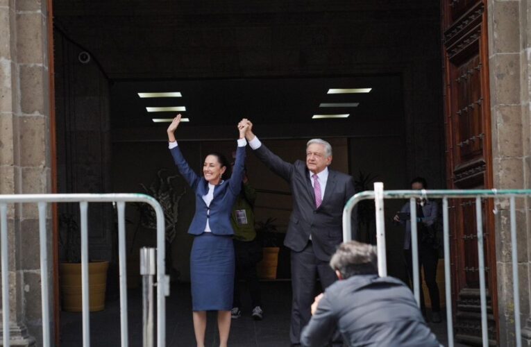 Claudia Sheinbaum y AMLO se reúnen en Palacio Nacional tras triunfo electoral